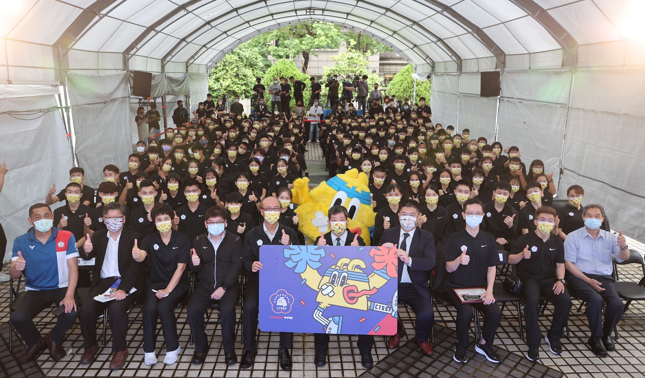 (圖)(附件照片4)1110517-1-Flag awarding ceremony for ISF Gymnasiade Normandy 2022